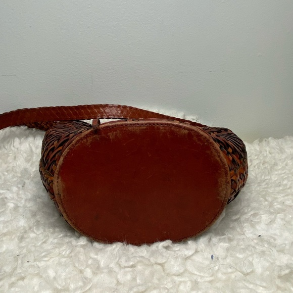 Vintage leather basket weave  crossbody bucket bag - Picture 4 of 9